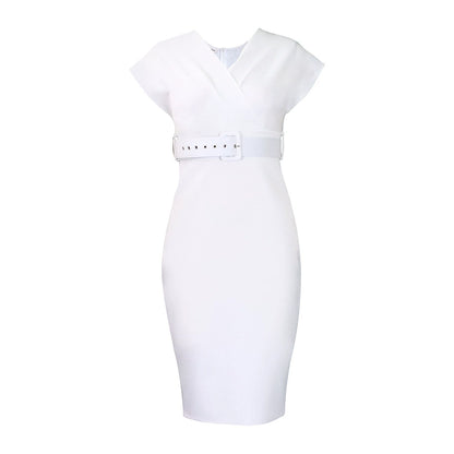 Vestido con escote en V, manga corta y abertura en la cintura. Vestido con escote en V, manga corta y abertura en la cintura.