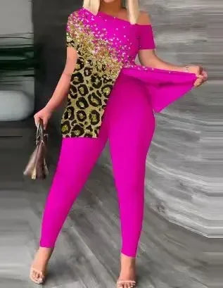 Conjunto de dos piezas con estampado de leopardo en contraste, top con abertura y cuello oblicuo, y pantalón