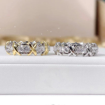 Anillo de lujo de plata de ley 925 entrelazado con circonita AAA. Ideal como regalo de compromiso para mujer. Disponible en dos colores.