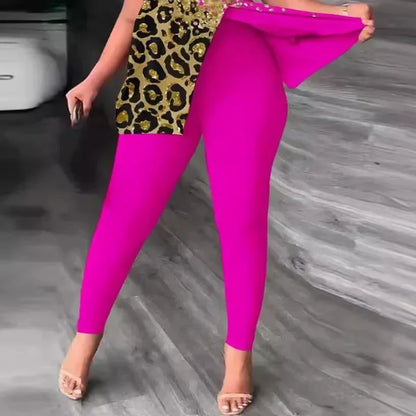 Conjunto de dos piezas con estampado de leopardo en contraste, top con abertura y cuello oblicuo, y pantalón