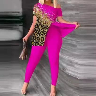 Conjunto de dos piezas con estampado de leopardo en contraste, top con abertura y cuello oblicuo, y pantalón
