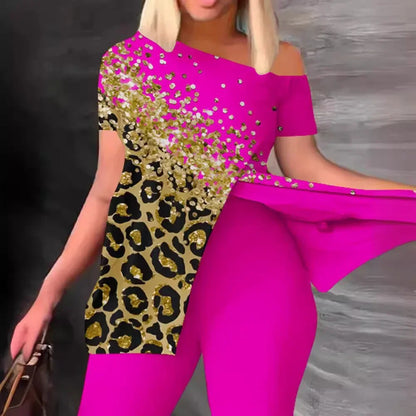 Conjunto de dos piezas con estampado de leopardo en contraste, top con abertura y cuello oblicuo, y pantalón