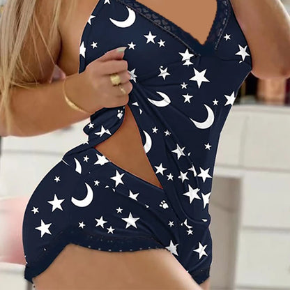 Conjunto de pijama de dos piezas con tirantes y lazo de color a juego.