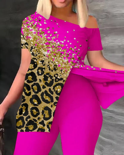 Conjunto de dos piezas con estampado de leopardo en contraste, top con abertura y cuello oblicuo, y pantalón